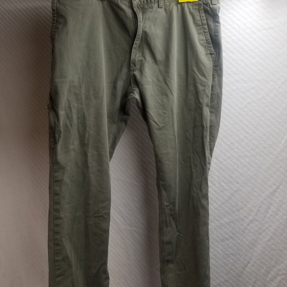 694 - Duluth 40W 32L Flex BallRoom Khakis